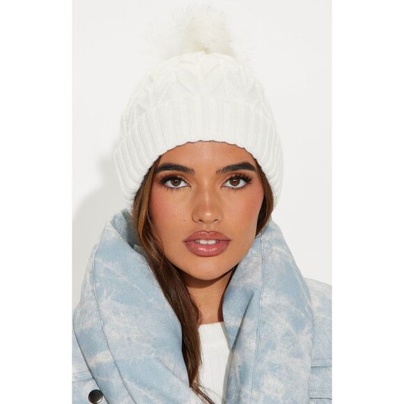 The North Face 
Women\'s Minna Cable-Knit Beanie in Ivory ~ Like New main image 5